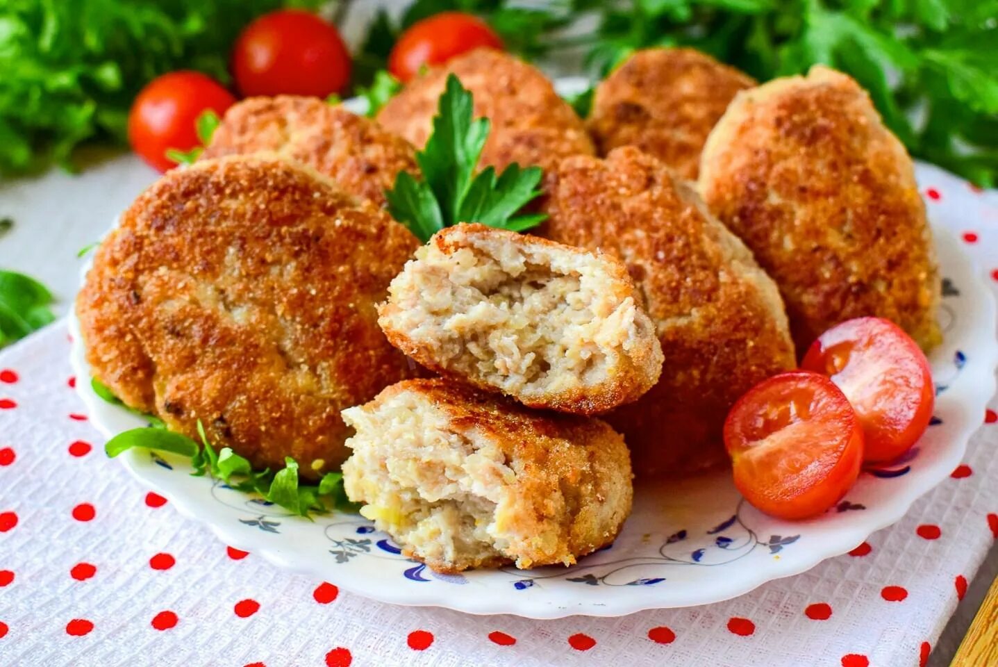 Как приготовить пышные котлеты из свинины. Котлеты из куриного фарша. котлеты из свиного фарша. котлеты из свинины. котлеты куриные длинные.