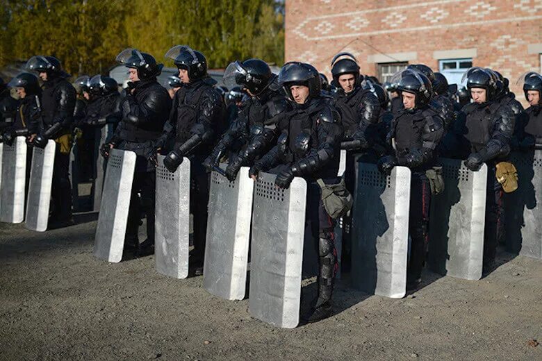 Щит полиции. Щит полиции России. Полиция с щитами и дубинками. Щиты полиция российские.