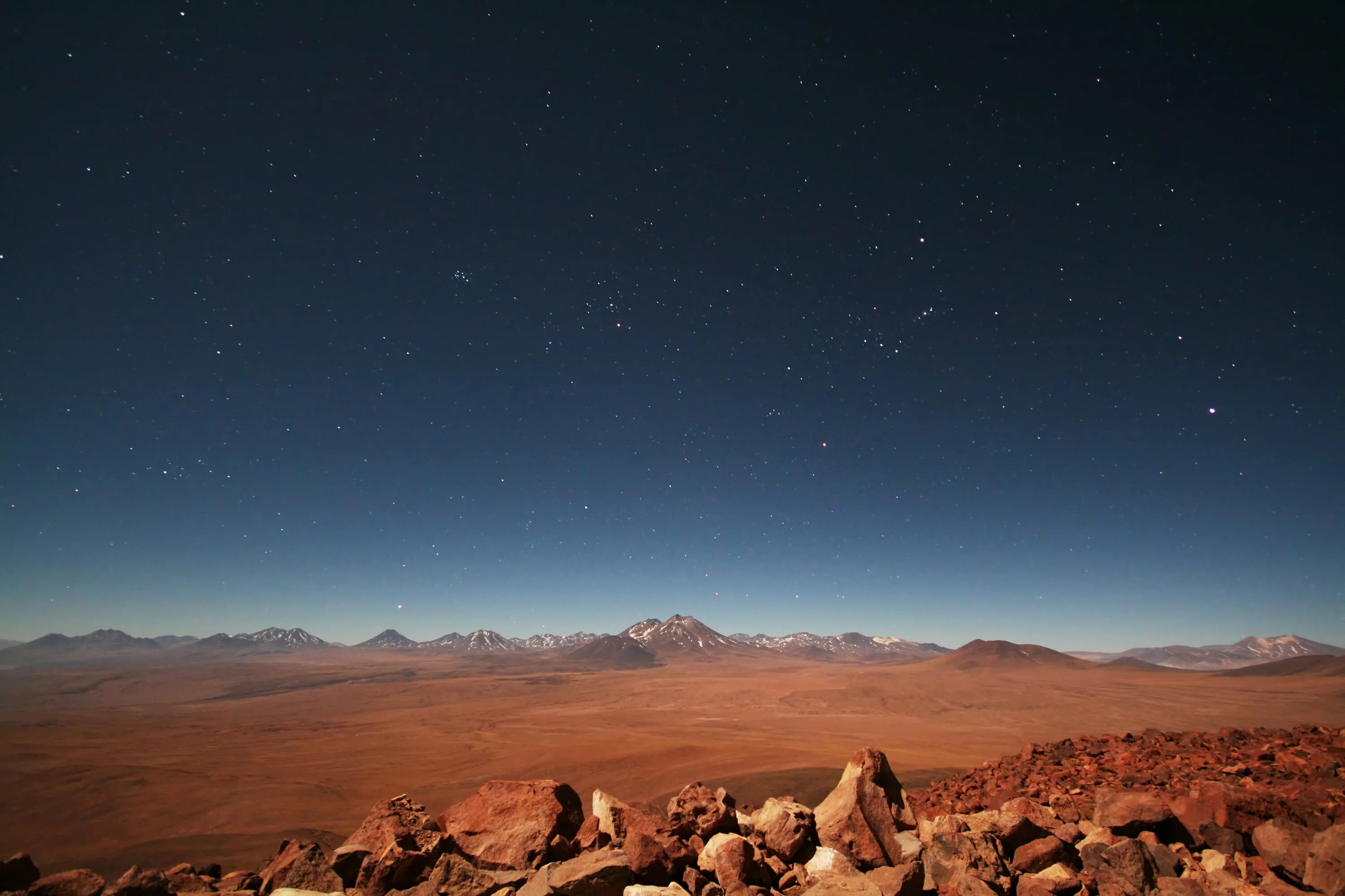 Ночное небо в пустыне. Пустыня ночью. Горы и звезды. Пустыня вечером.