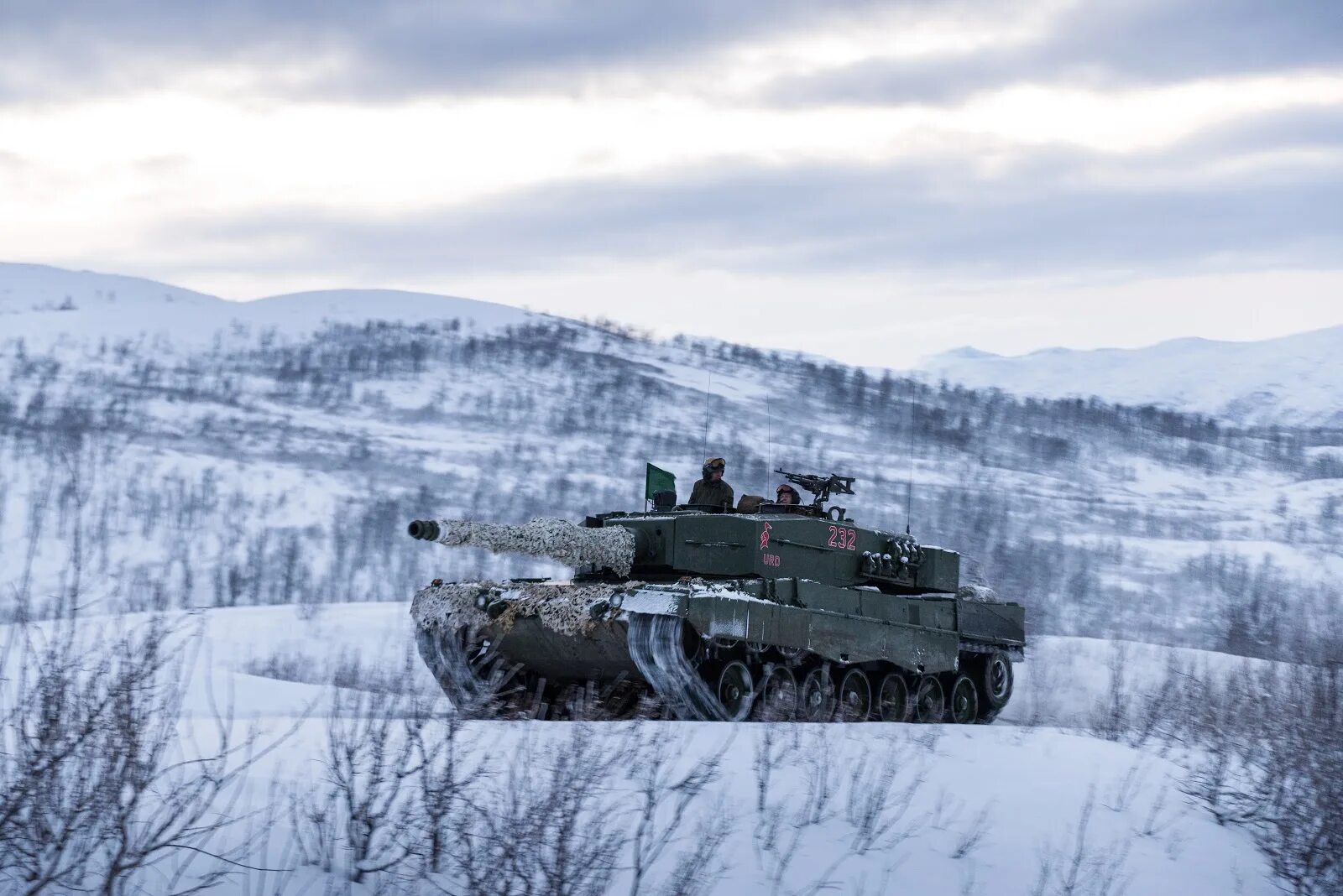 Snow leopard 2. Танк леопард 2а4. танк leopard 2a4 норвегия. leopard 2a6 зима. танк леопард 2.