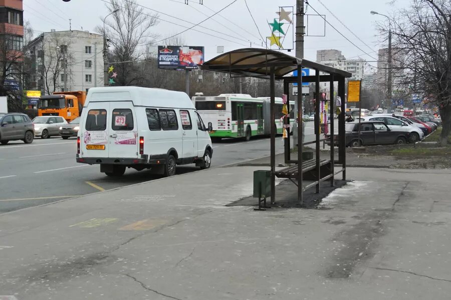 Автобус не остановился на остановке. Остановка автобуса. Остановка маршрутных транспортных средств. Автобусная остановка с автобусом. Маршрутка на остановке.