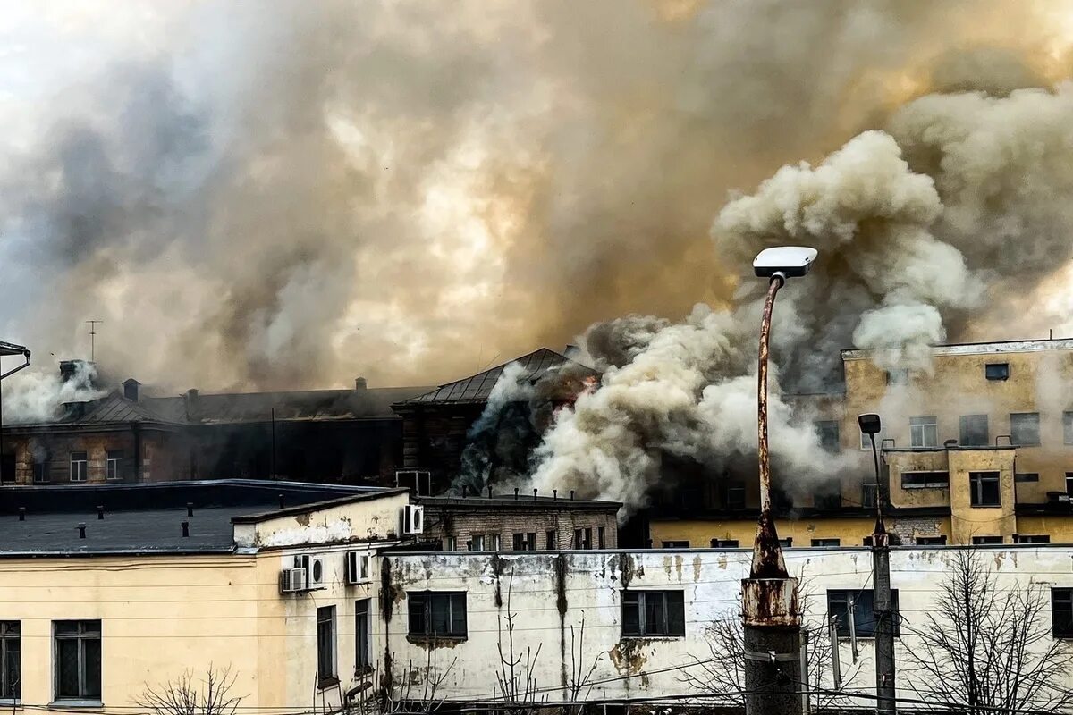 Пожар на тверской сейчас. Пожар на тверской сейчас. Пожар на тверской сейчас. Пожар в москве сегодня в центре на тверской. Пожар в москве 2022.