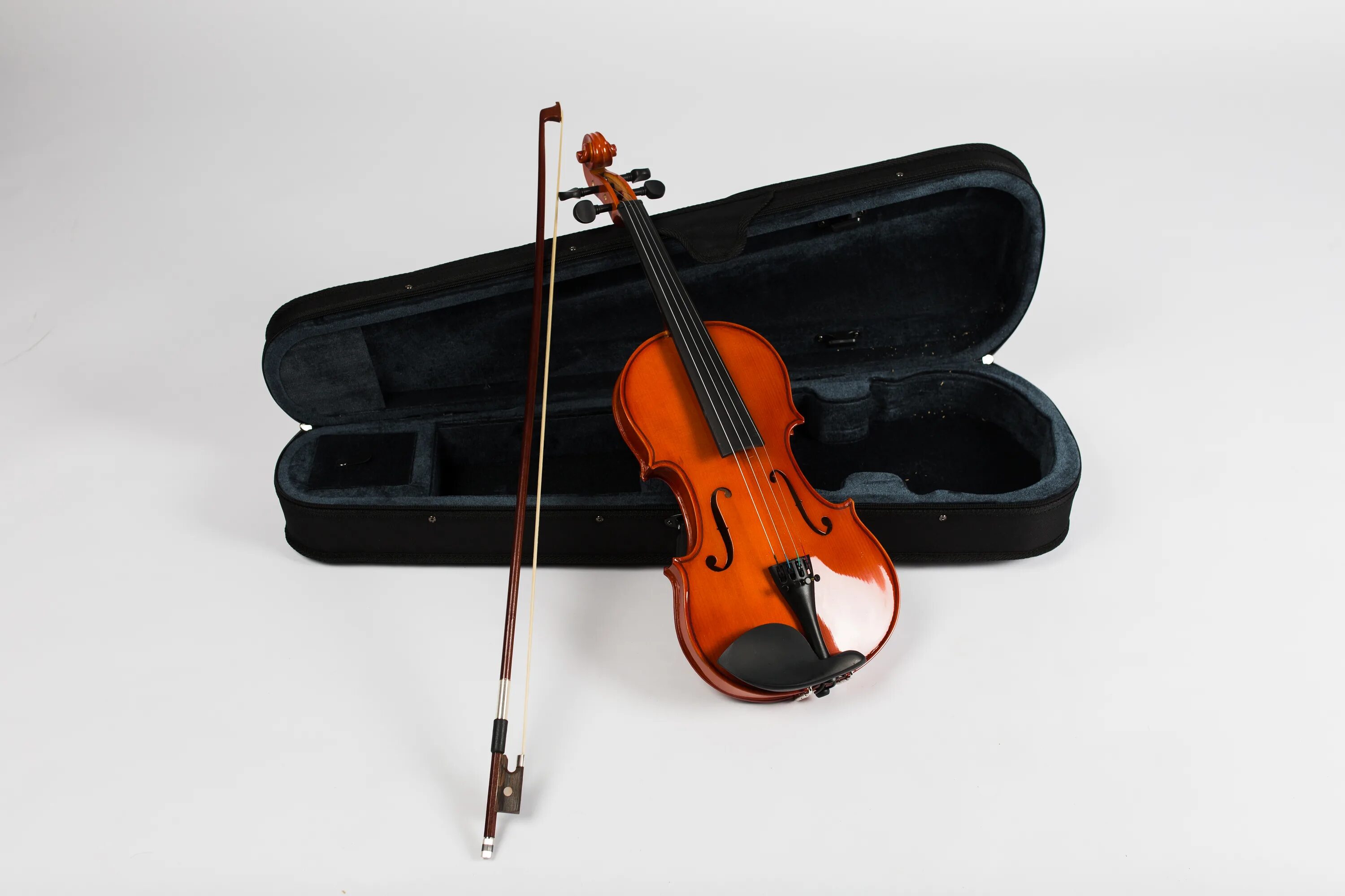 скрипка антонио лавацца 3/4. скрипка и смычок. фото скрипки со смычком. скрипка. музыкальный инструмент со смычком.