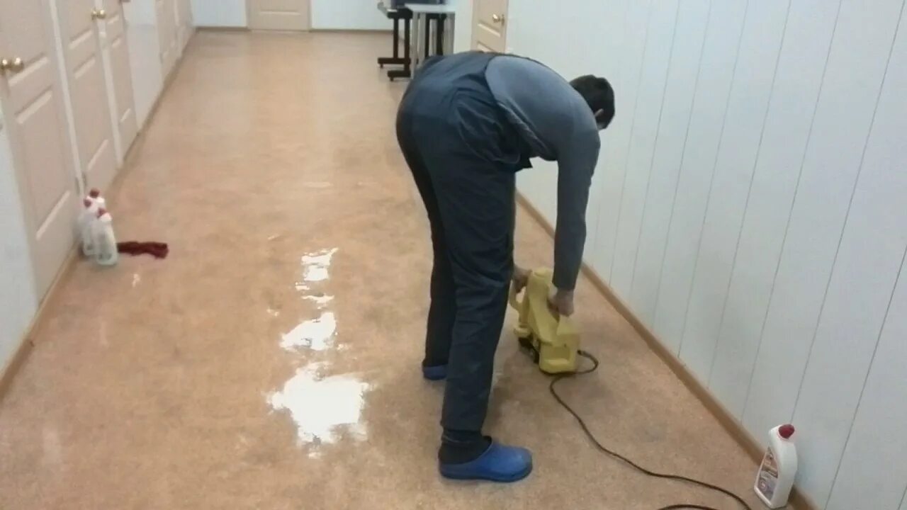 Тряпка для швабры. Влажная чистка линолеума. Швабра для линолеума. Чистка линолеума. Мытье пола.