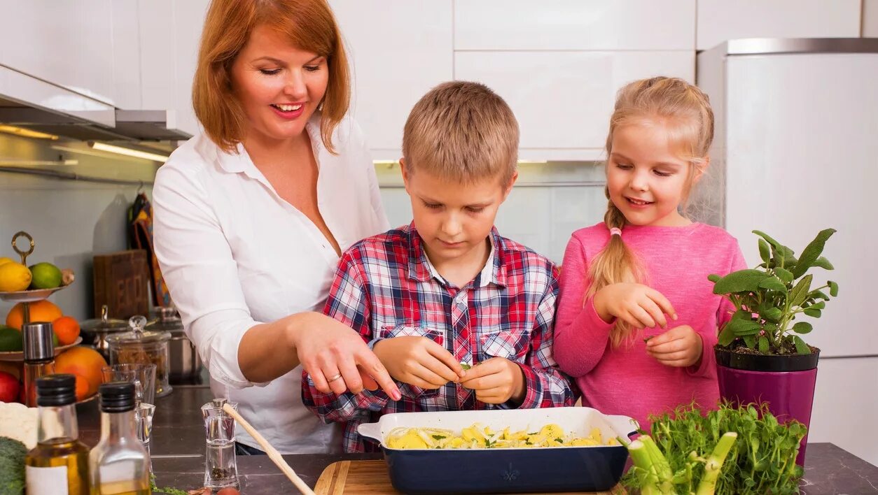 Мама на кухне. Семья готовит на кухне. Мама с ребенком на кухне. Родители на кухне.