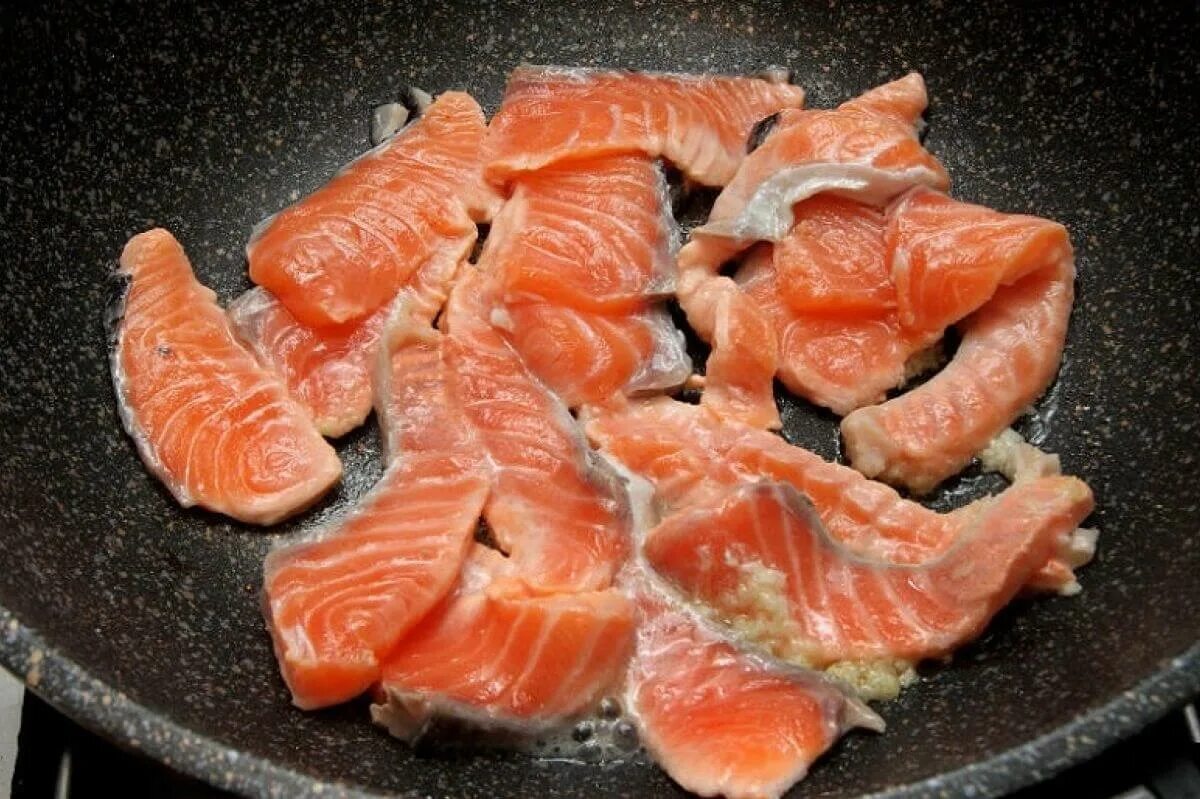 Лосось или семга в чем разница. Фермерский лосось. Мясо дикого лосося. Дикий лосось и фермерский. Дальневосточная красная рыба.