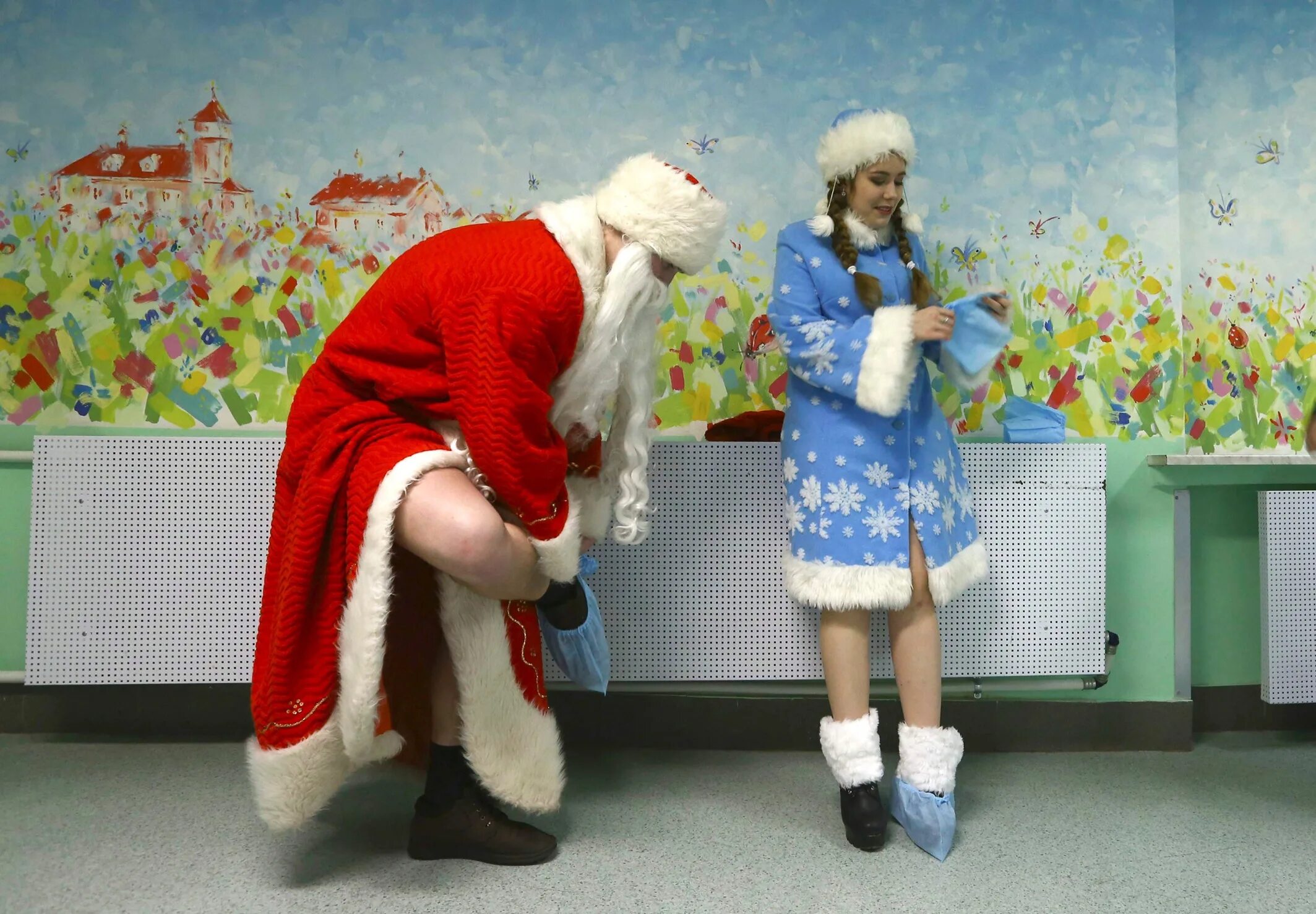 дед мороз прикол. дед мороз для вставки лица. костюм деда мороза и снегурочки. смешные деды морозы и снегурочки. костюм деда мороза и снегурки.