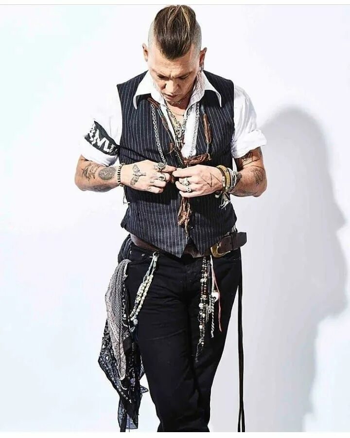 Джонни депп стиль одежды. Джонни депп лоок. Johnny look. Джонни депп фото. Джонни депп стиль одежды.