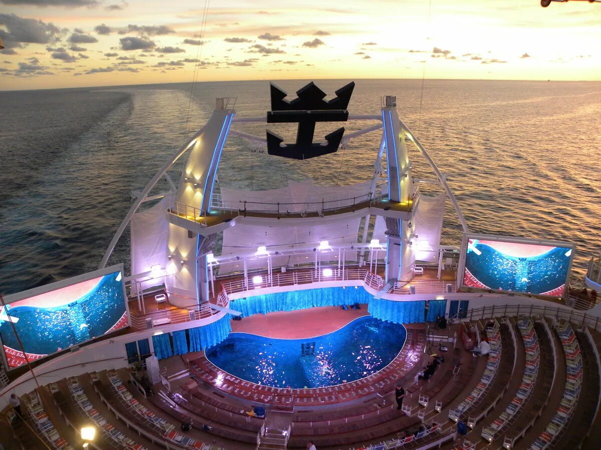 The better seas. Роял карибиан оазис лайнер. оазис морей круизный. круизный лайнер оазис морей/oasis of the. самый большой в мире круизный лайнер oasis.