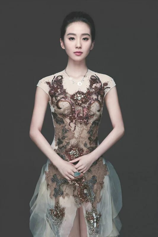 Сесилия китаянка. Фото Сесилии близ платье.