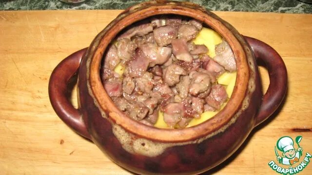 Обеды в глиняных горшочках. Жаркое с грибами в горшочках. Свинина в горшочках с картошкой в духовке. Мясо в горшочках с картошкой. Куриные желудки в горшочках с картошкой в духовке.
