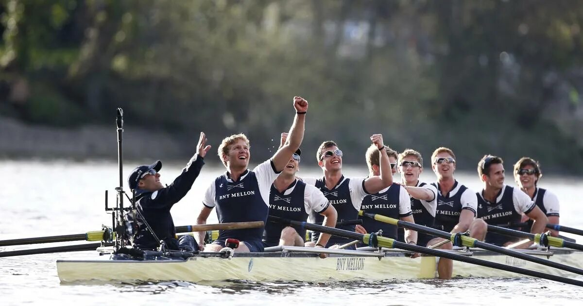 Гребцы оксфорд. The oxford and cambridge boat race. Первая гоночная регата оксфорд кембридж. Гребля оксфорд кембридж. The boat race is rowed between which two universities.