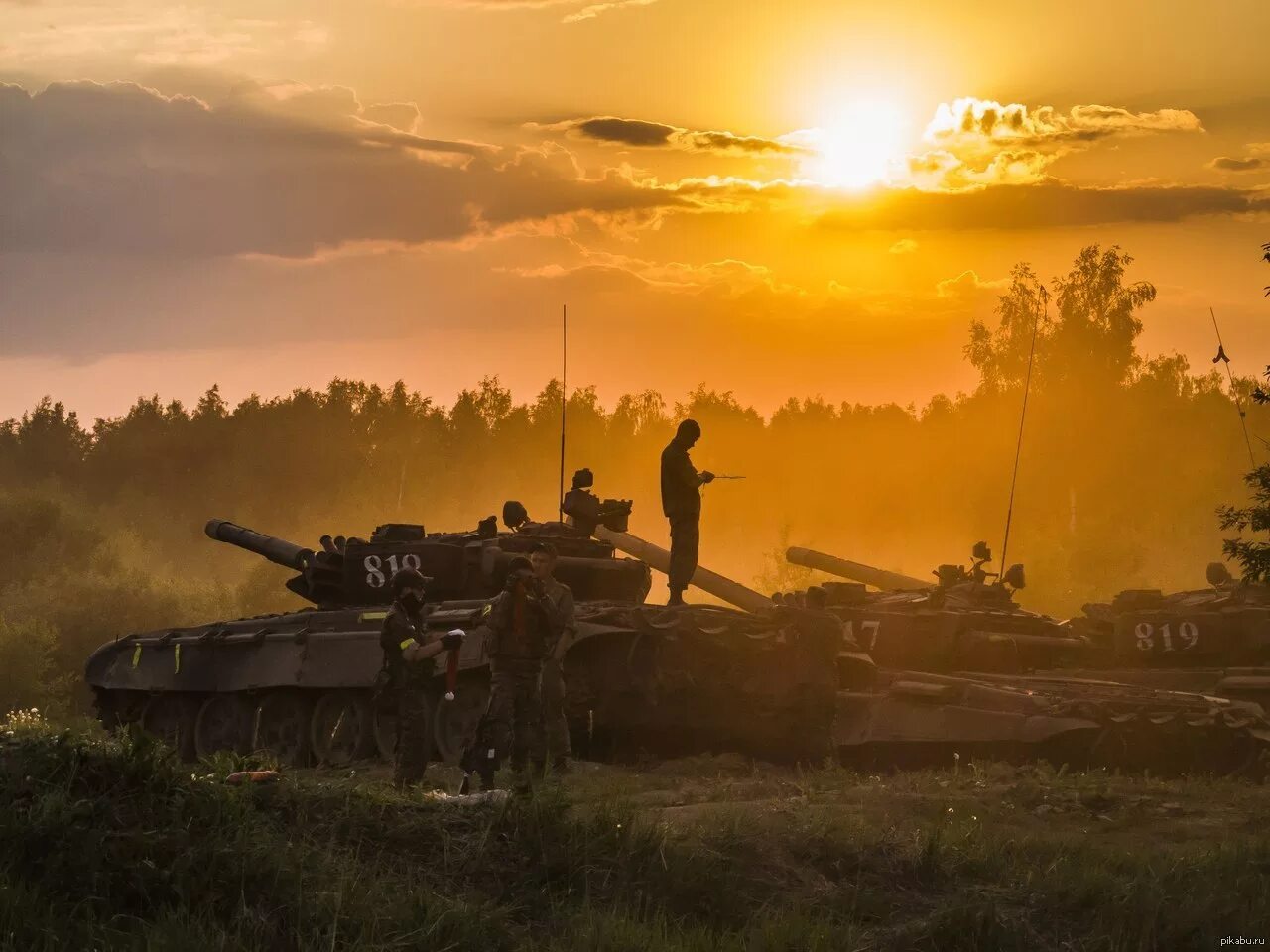 Танк на закате. Танк на рассвете. Военный пейзаж. Атакуем на рассвете