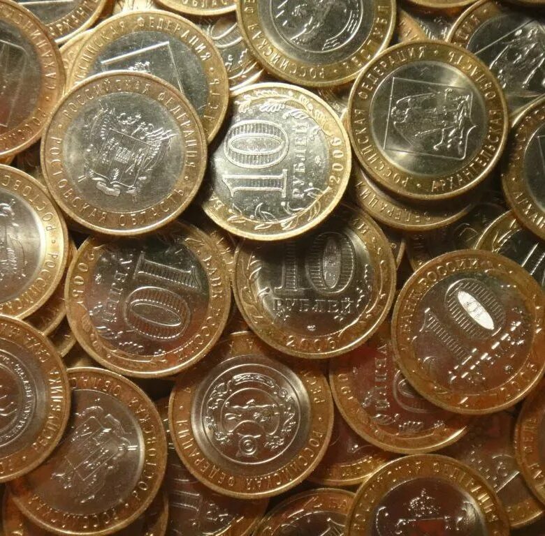 Где очень много монет. Много монет биметалл 10 рублей. куча юбилейных монет. 10 рублей биметалл куча. куча 10 рублевых монет.