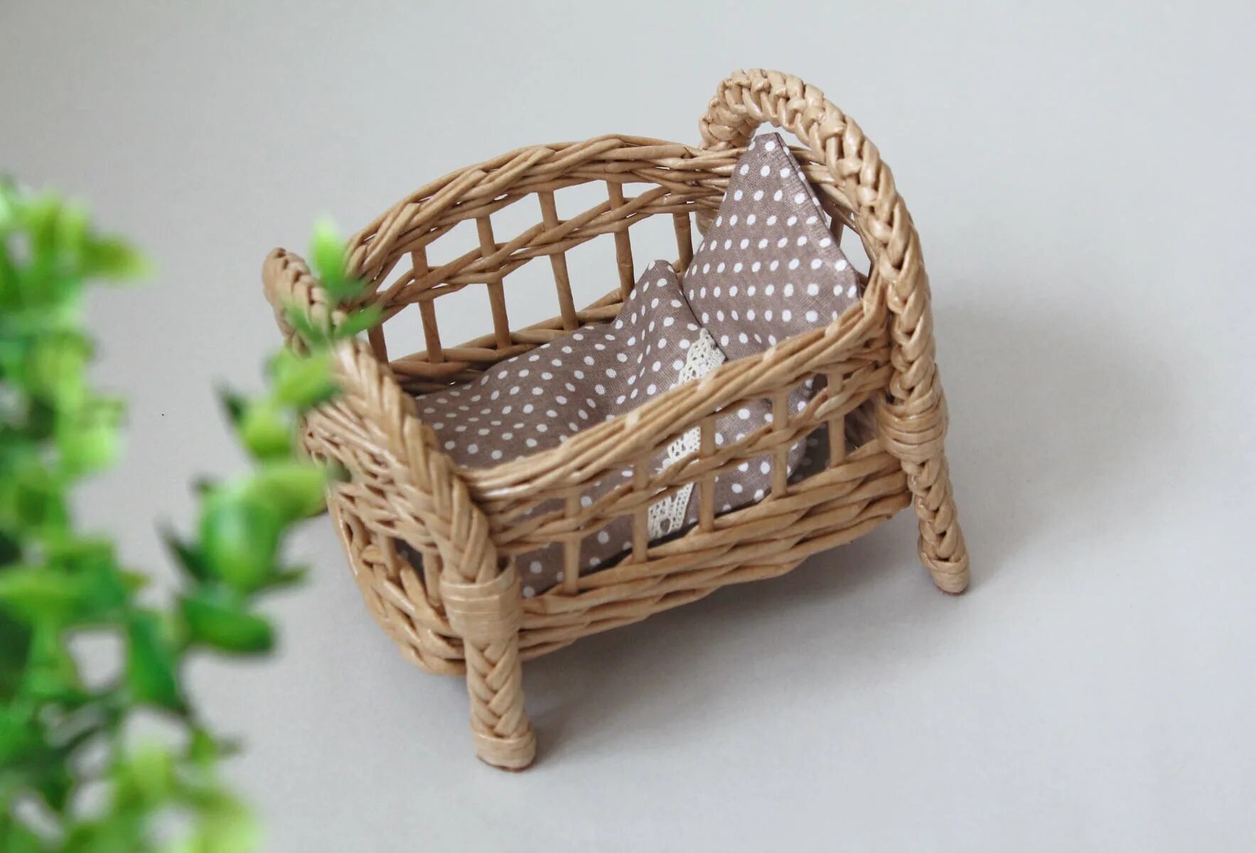 Плетеные кроватки для новорожденных. Feretti колыбель ротанг. Плетеная кроватка. Плетеная детская кроватка. Колыбель le monde люлька.
