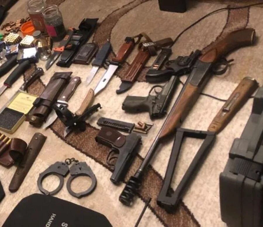 Шкаф для пистолетов. Как найти оружейного. Охот магазин омерта. Климовск оружейный завод. Сейф для ружья нео 12.