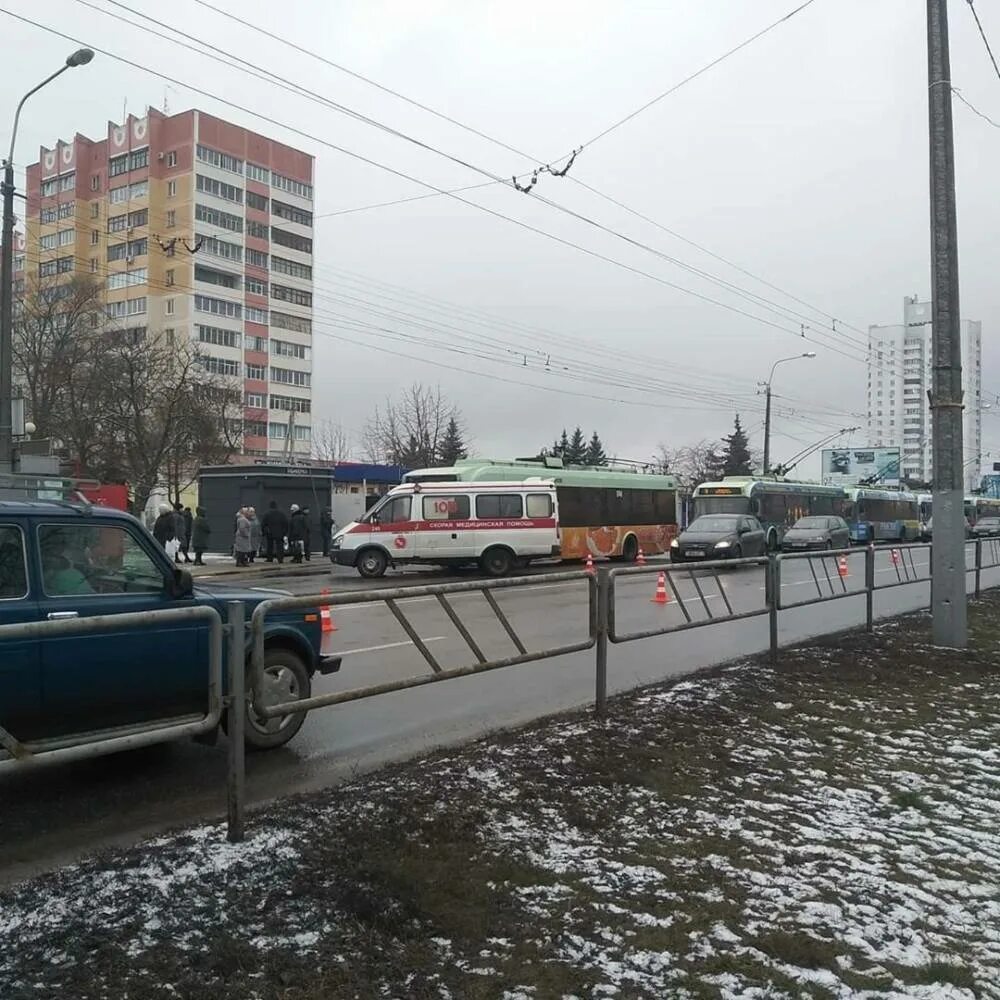 ДТП Гомель вчера в Новобелице. ЧП Гомель14.03.2024. В Гомеле Гомельский троллейбус номер 15 заехал на тротуар. Гомель сегодня сильные происшествия