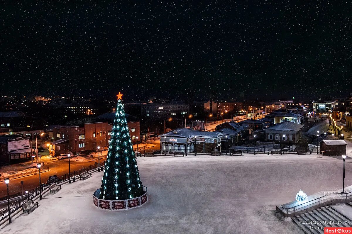 Горка на сквере кирова в иркутске. Елка на сквере кирова иркутск 2022. Елка на театральной площади киров 2020. Город киров зима театральная площадь. Сквер кирова новый год.