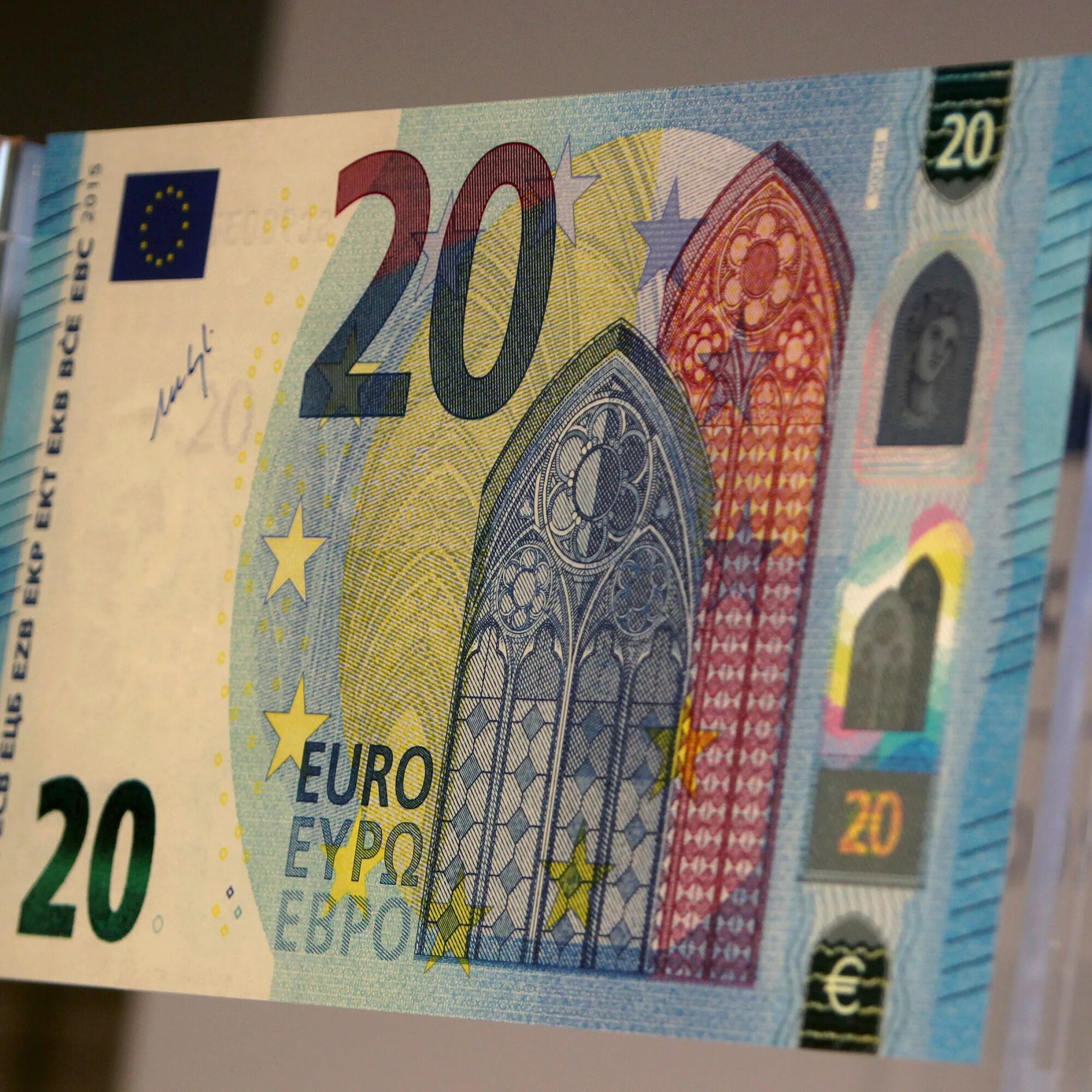 20 Евро. Банкноты евро. Двадцать евро банкноты. Новые купюры евро.