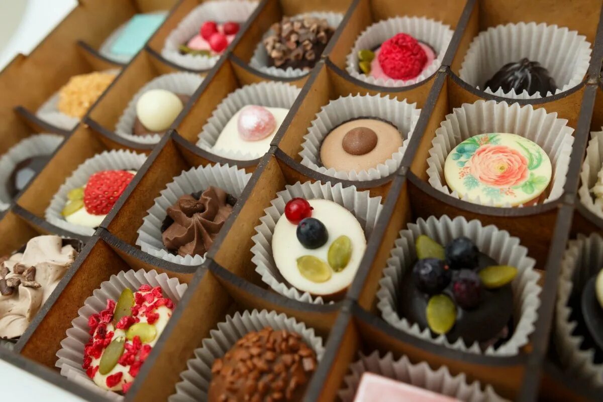 Мелкоштучные пирожные птифуры. Сладости. Красивые сладости. Кондитерские изделия торты. Американские конфеты.