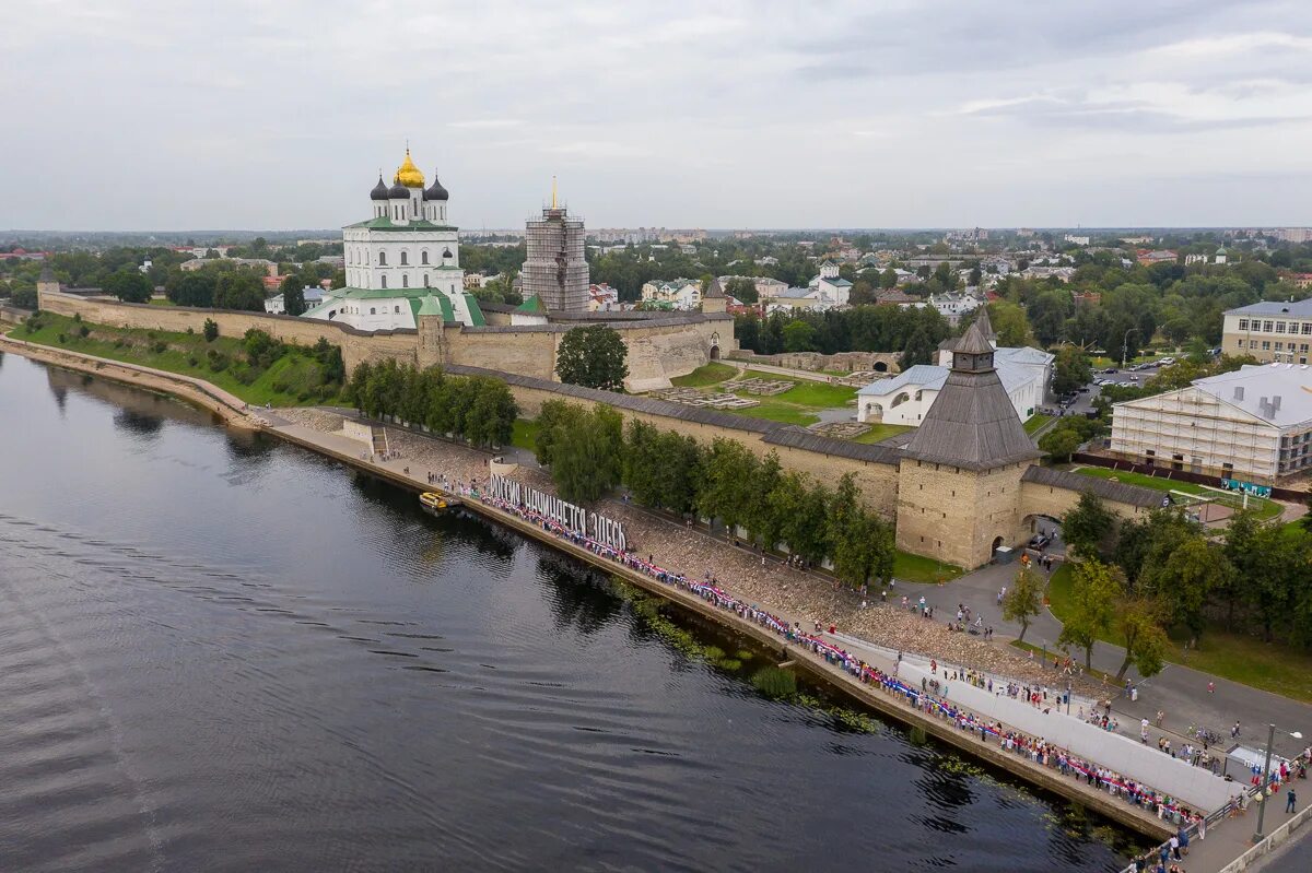 Сквер на Золотой набережной в Пскове. Парки, сады и скверы города Пскова. Социал