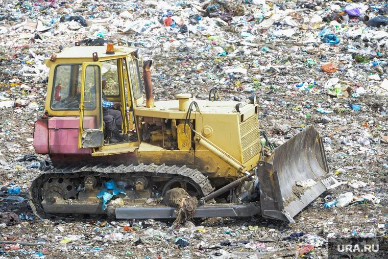Мусорный полигон в круглово. Полигон тбо тобольск. Ликвидация свалок. Заброшенный экскаватор калининец. Свалка экскаватор.