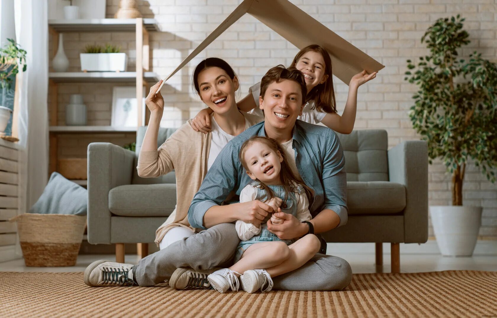 Семейная ипотека для детей 2024 года. Молодая семья. Семья, дом. Семья ипотека. Семья в новой квартире.