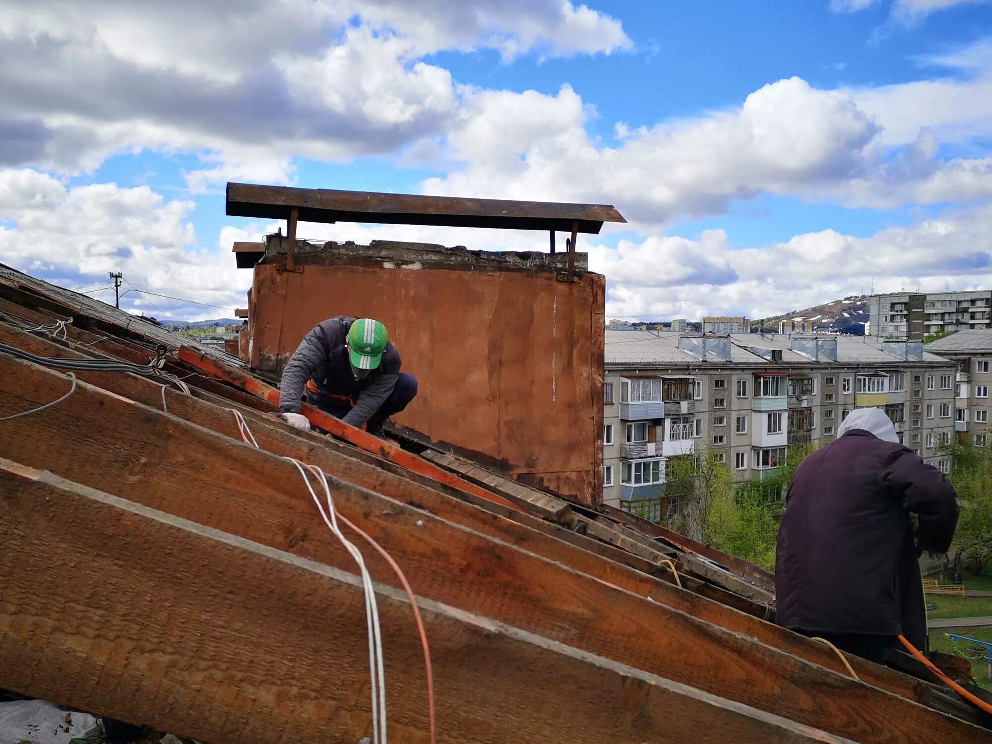 Крыши многоквартирных домов. Капремонт крыши. Капремонт дома. Кровля многоквартирного дома. Ремонта крыш городом