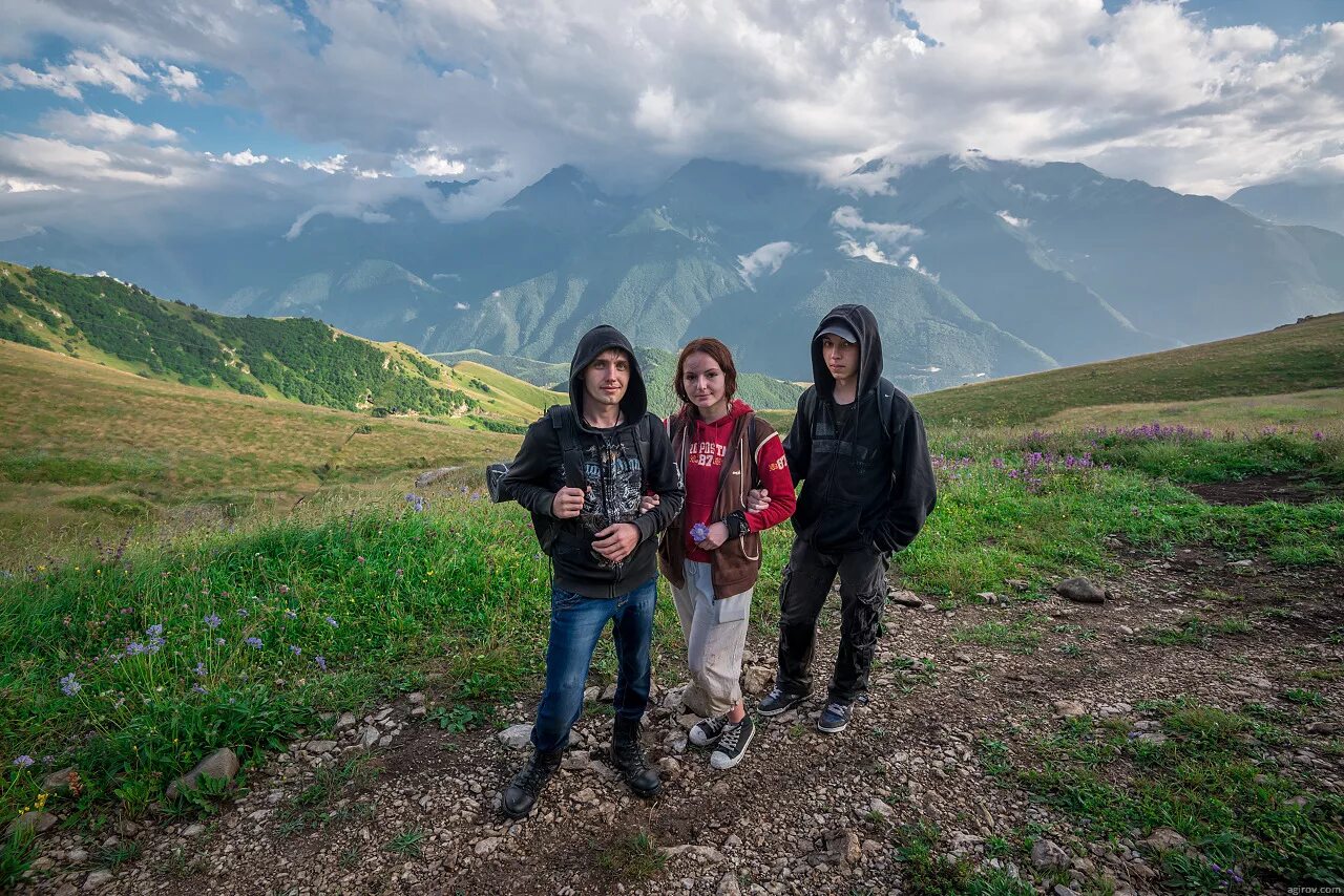 Погода горный июль. Туристы во Владикавказе. Восхождение на столовую гору Владикавказ. Туристы в Ингушетии. Горы Осетии туристы.