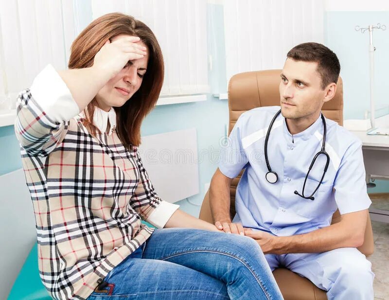 Прием терапевта. Врач и пациент. Пациенты с хроническими заболеваниями. Консультирование врача. Беседа с пациентом.
