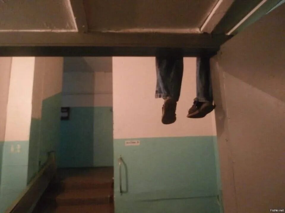 Яниса выносят из подъезда