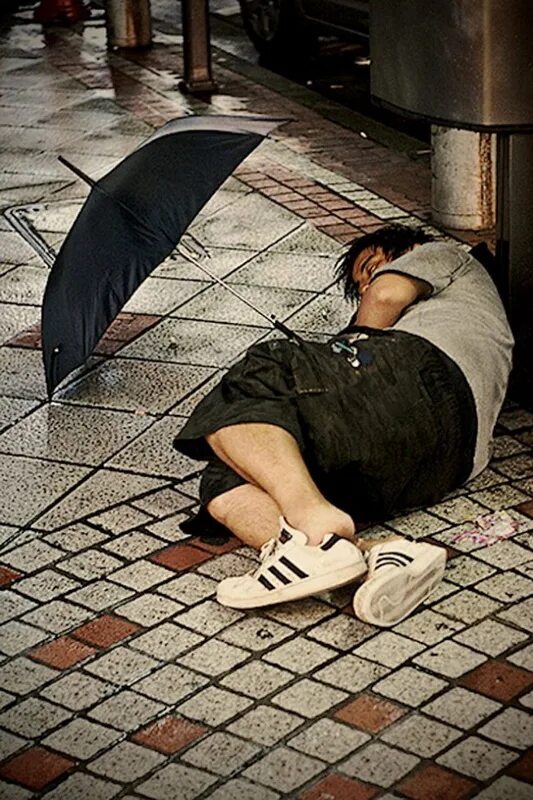 Street sleeping. Уставшие люди в Токио. Сонный житель.
