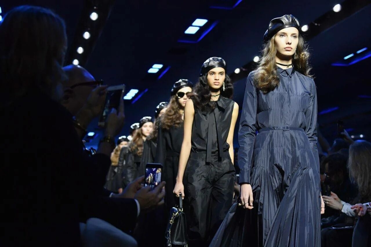 Диор Кутюр Givenchy. Dior показ одежды. Французская неделя моды. LVMH высокая мода. 8 неделя моды