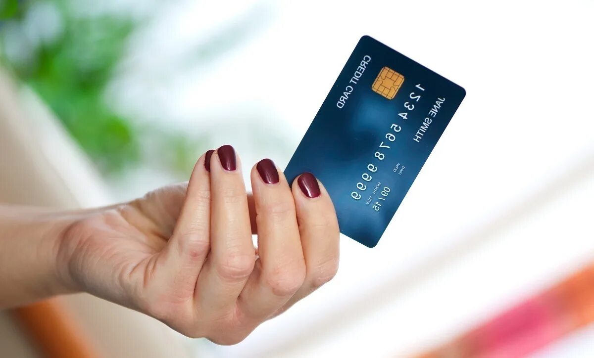Рука с карточкой. Пластиковые карточки. Банковская карточка в руке. Кредитная карта.