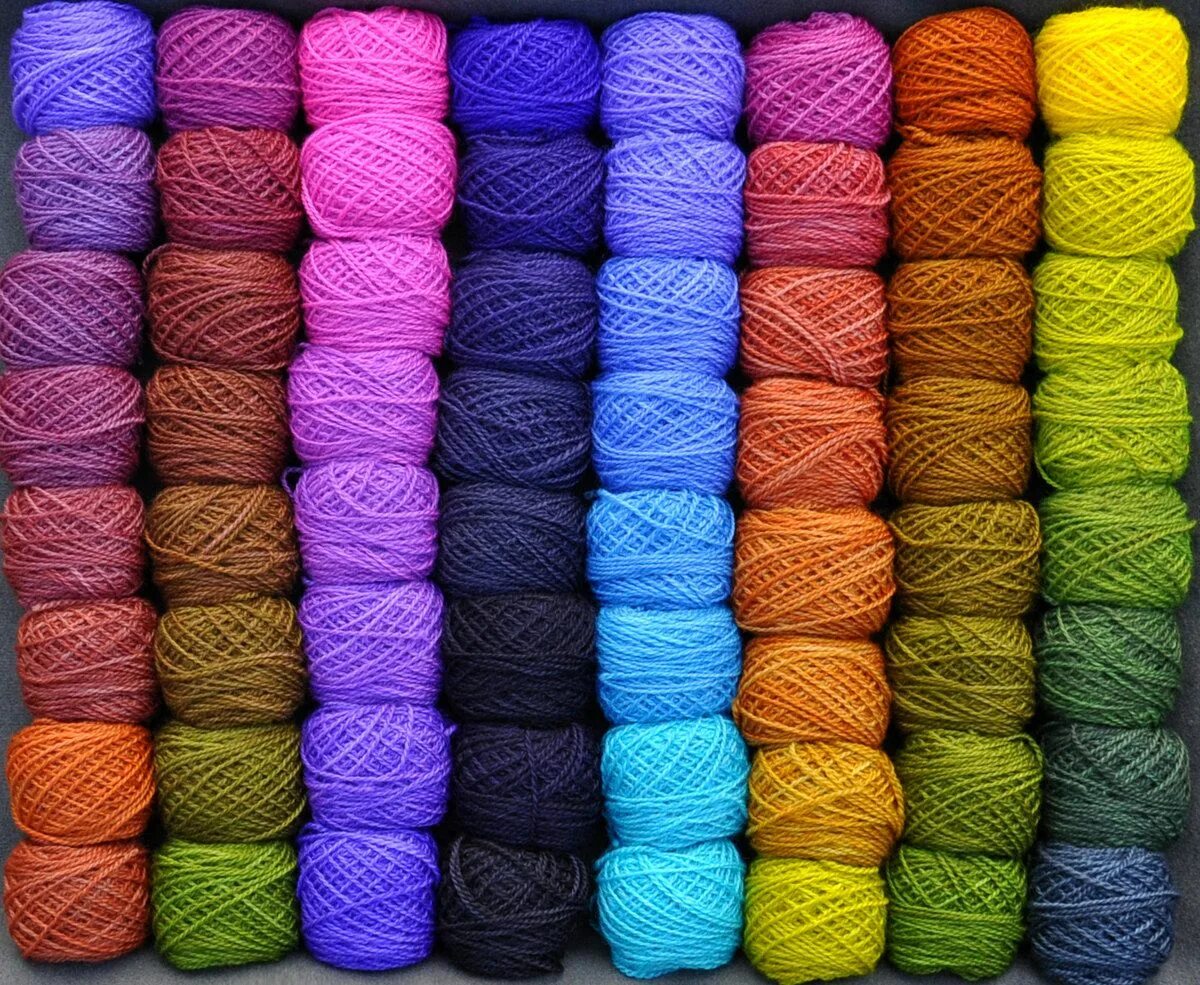 Нитки брал. Пряжа. Цветные нитки для вязания. Разноцветная пряжа. Мотки пряжи.