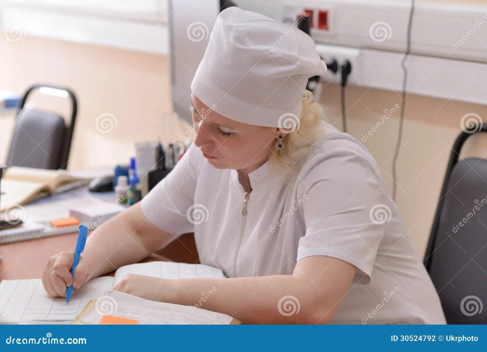 Медсестра фото. Медсестра в процедурном кабинете. Врач и пациент. Процедурная медицинская сестра. Медицинский работник.