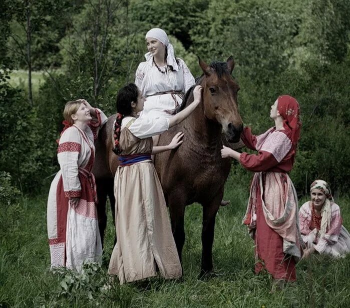 Русские народные песни кони. Лошади на Руси. Фотосессия с лошадью в русском стиле. Лошадь у славян. Конь на Руси.