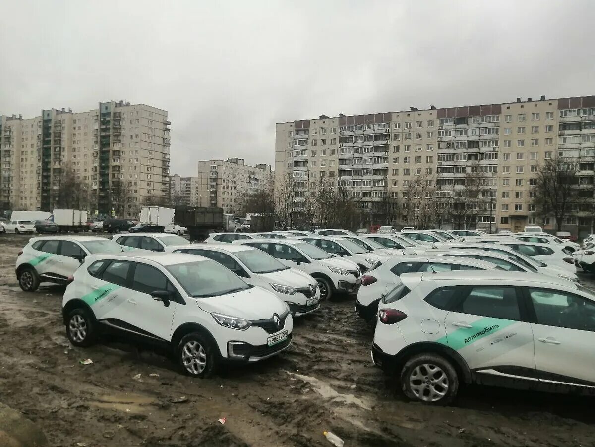 Парковка каршеринга на платных парковках спб. Стоянка с автомобилями каршеринга. Стоянка битых машин. Каршеринг парковка. Кладбище автомобилей каршеринга.