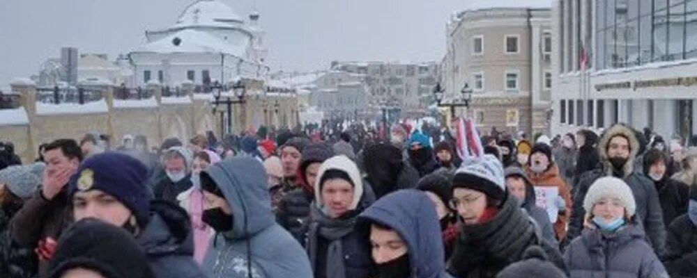 Митинг в Казани 23 января 2021. Митинг в Казани 23.01.2021. Митинги Навального 2021 в Казани. Митинг на Баумана Казань. Хлопки в казани