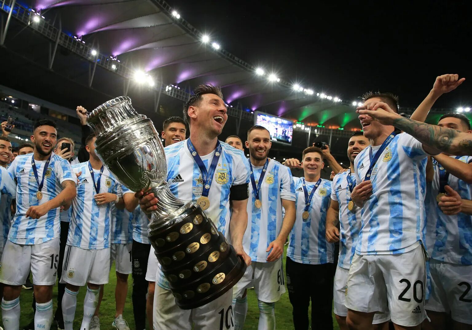 Аргентина сколько раз чемпион по футболу. Месси с Кубком Америки. Месси копа Америка 2021. Месси выиграл Кубок Америки. Месси Аргентина 2021 Кубок.