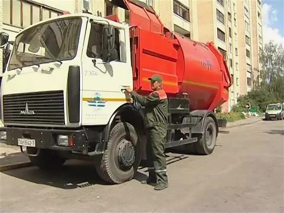 Мусоровоз МАЗ ЭКОВЫВОЗ. Водитель мусоровоза. Водитель мусоровоза КАМАЗ. Профессия мусоровозчик.