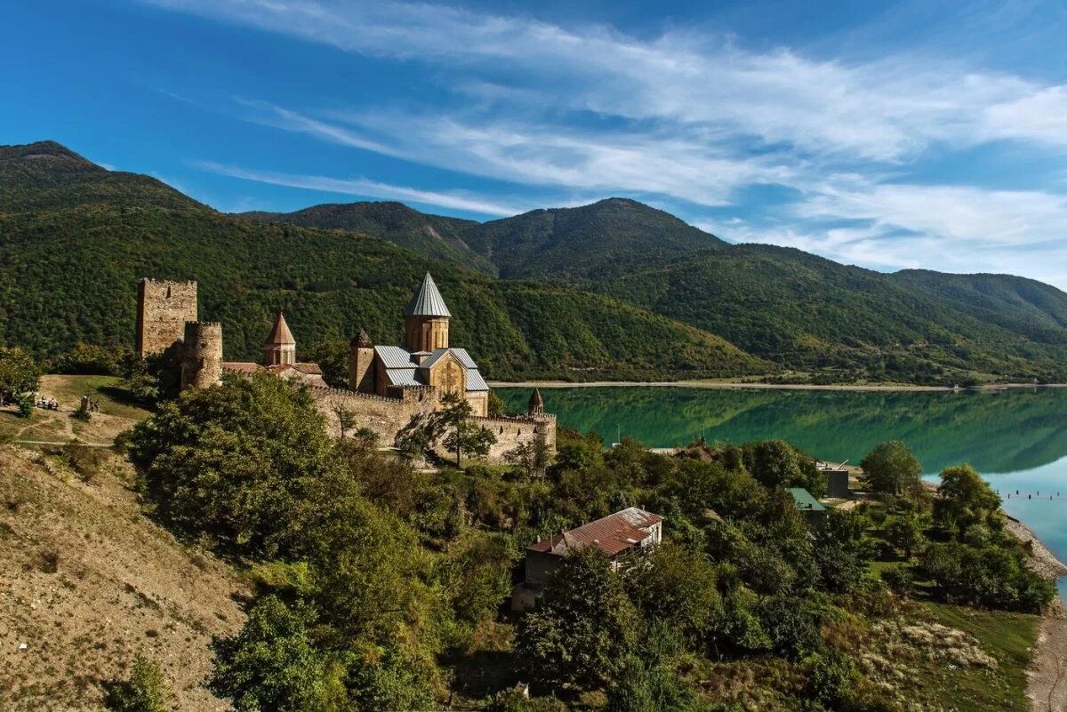 Горы грузии ананури. Горные аулы в грузии. Казбек степанцминда грузия. Пейзажи кахетии. Грузия тбилиси природа.