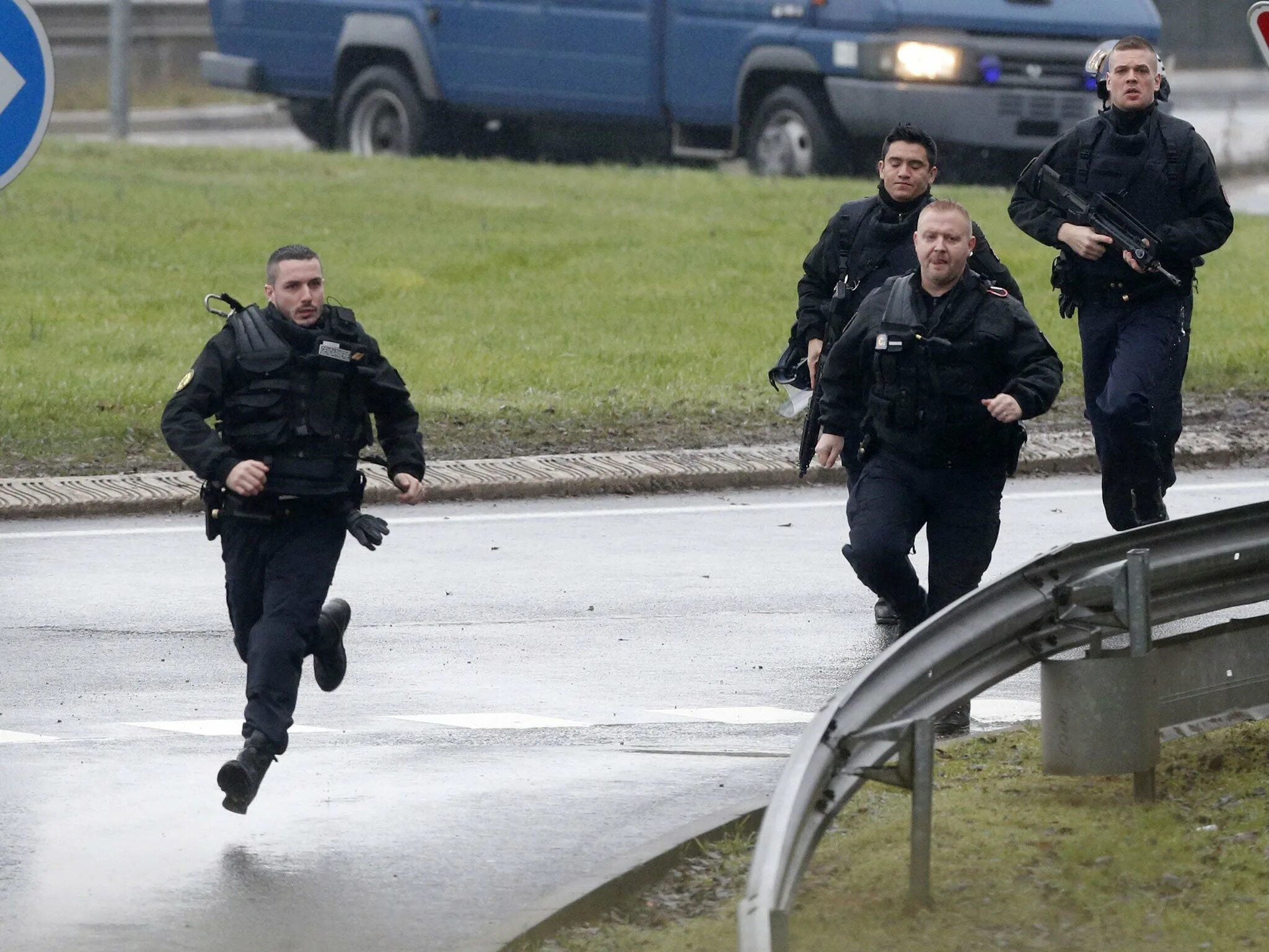 Гонимся за преступниками. Убегает от полиции. Бежит от полиции. Полицейский убегает. Человек убегает от полиции.