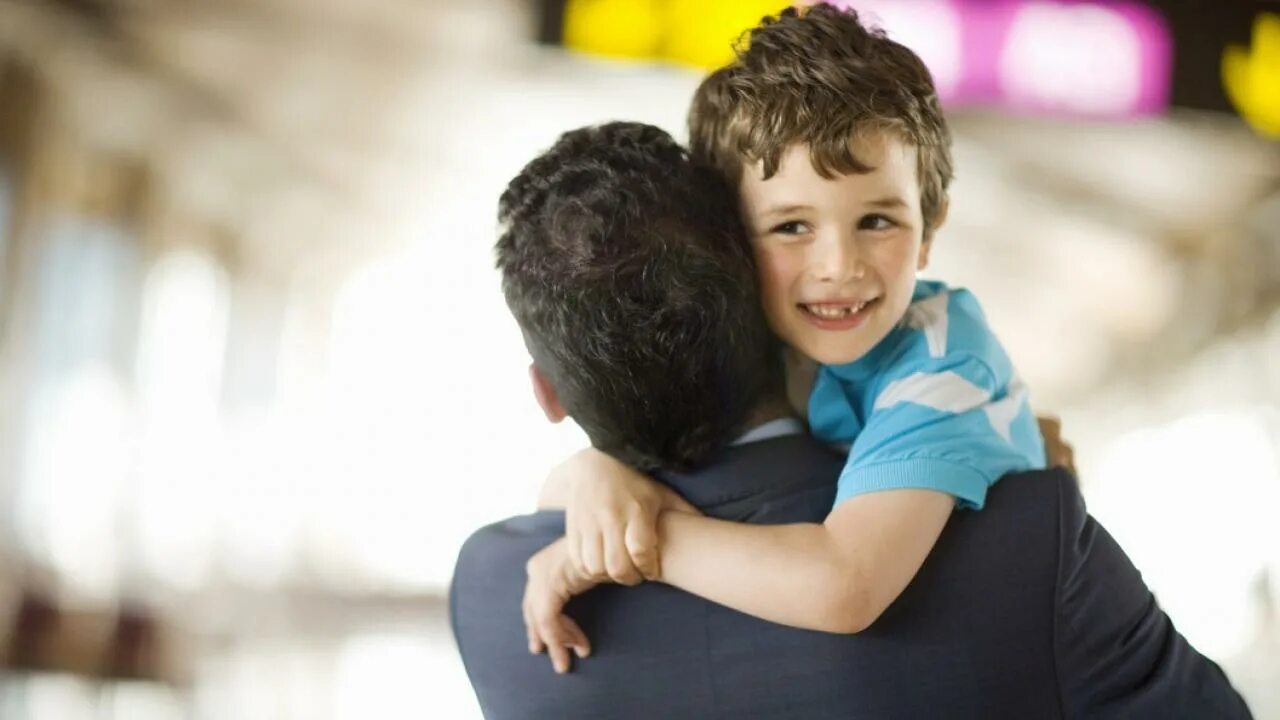 Отец и сын выбор. Сын ребенок опора. hijo. child on the father&#039;s shoulder. latina father.