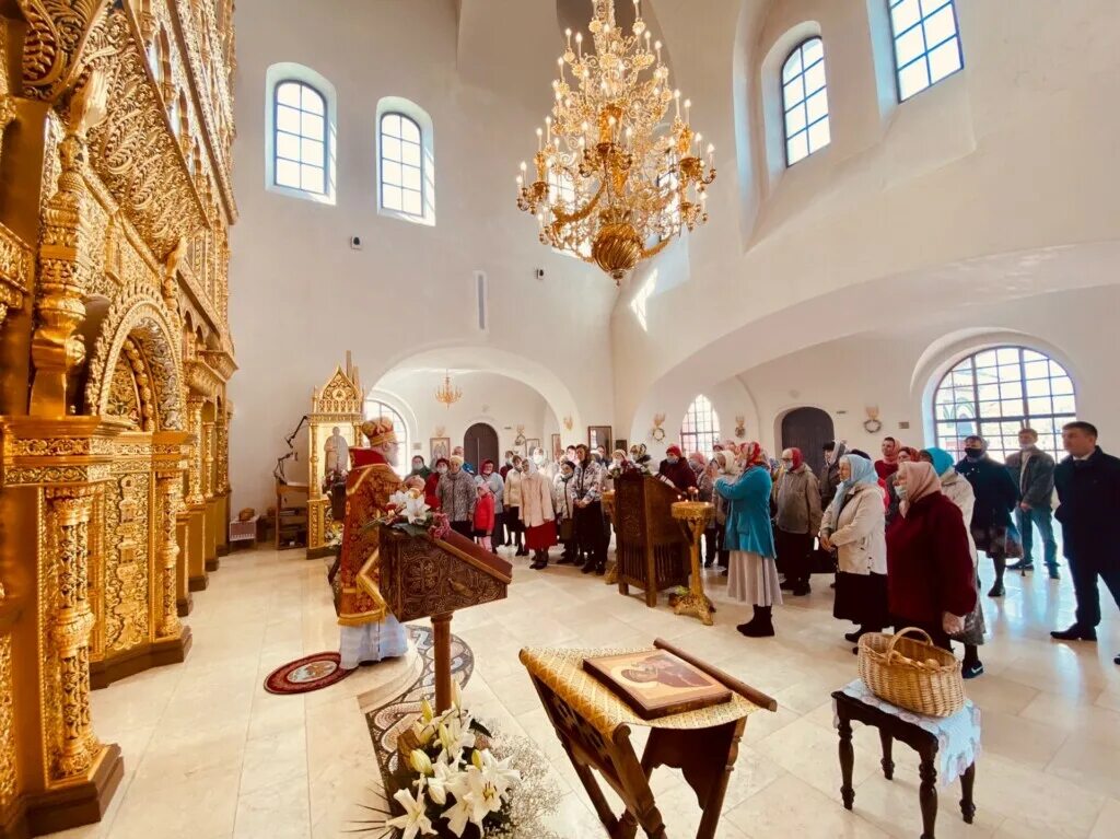 храм христа спасителя в москве литургия сегодня. пасха господь. свято-духов кафедральный собор в минске внутри. кафедральный собор минск. служба в соборе в минске.