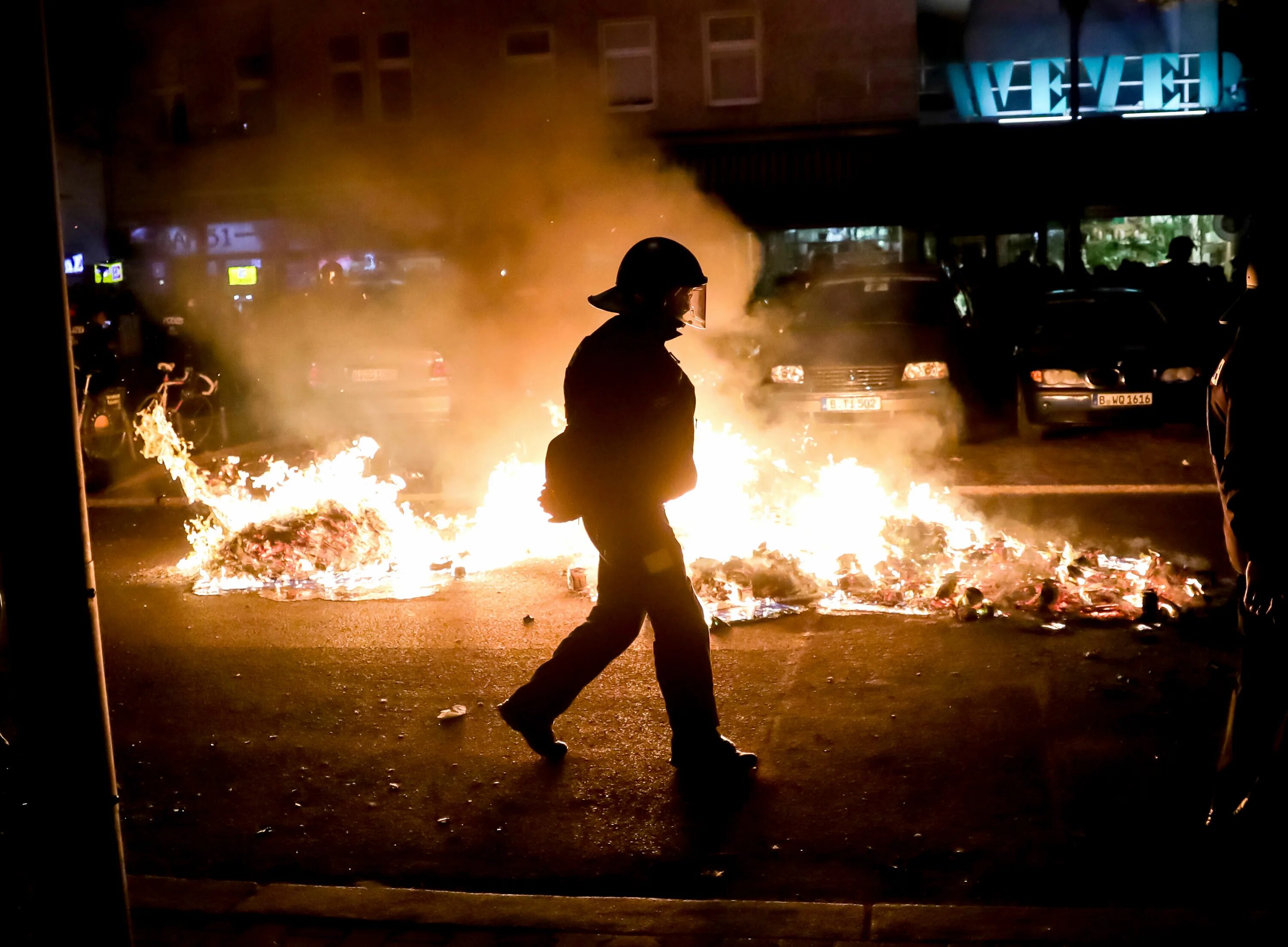 Берлин 5 мая фото. Левые беспорядки в Германии. Новогодние беспорядки в Берлине. Беспорядки в Германии 2008.