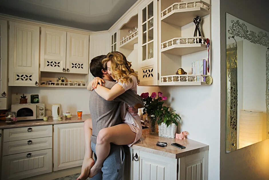 Жену утром домашнее. Красивые позы на кухне. Фотосессия на кухне в студии. Девушка на кухне. Фотосессия влюбленных на кухне.
