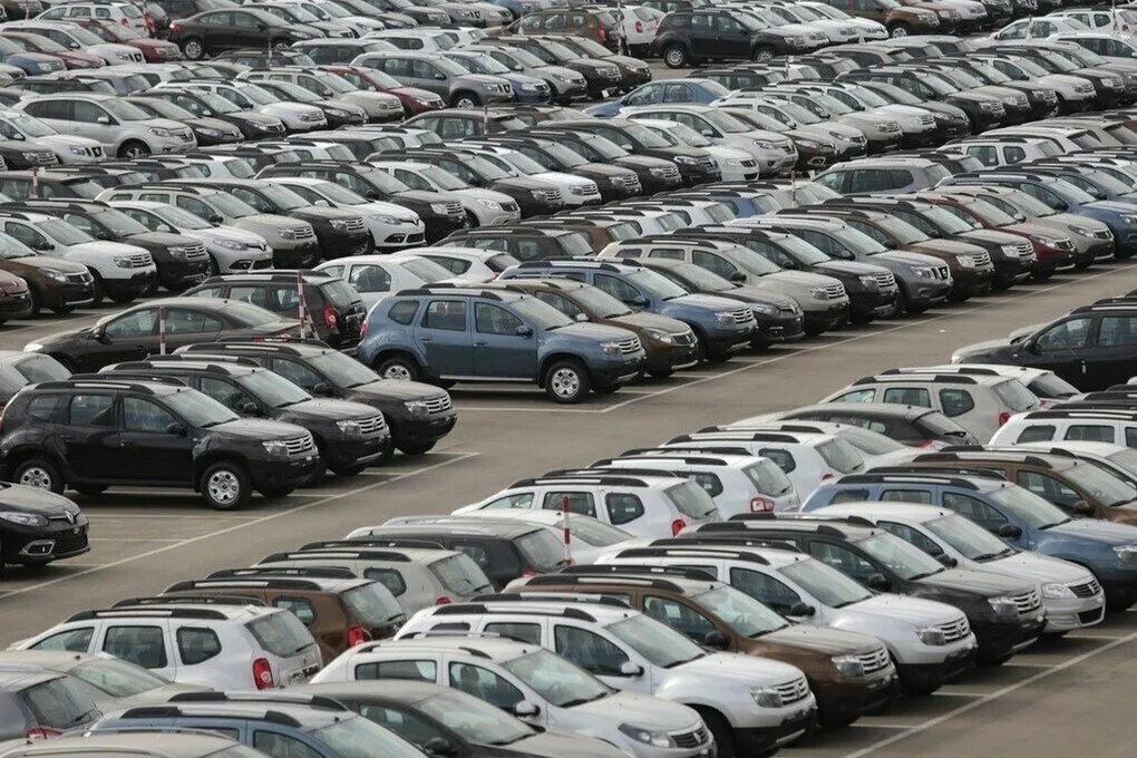 Много автомобилей. Парк автомобилей. Автомобили с пробегом. Рынок автомобилей. Подержанные авто дешево.