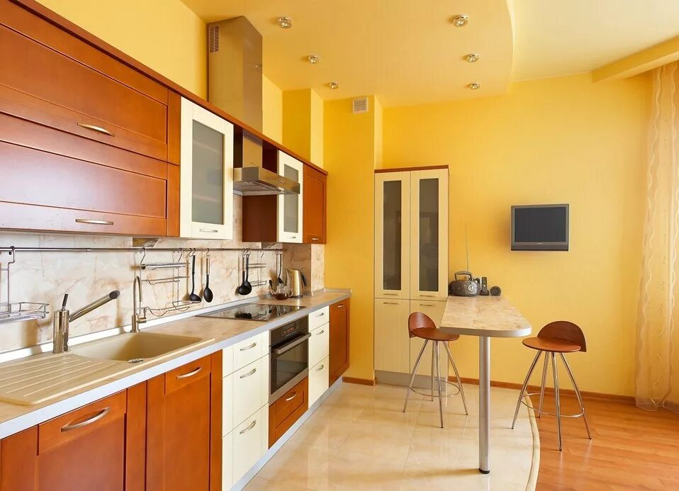 Дизайн покраски кухни. Желтый цвет стен на кухне. Крашенные стены на кухне. Желтые стены на кухне. Отделка кухни в квартире.