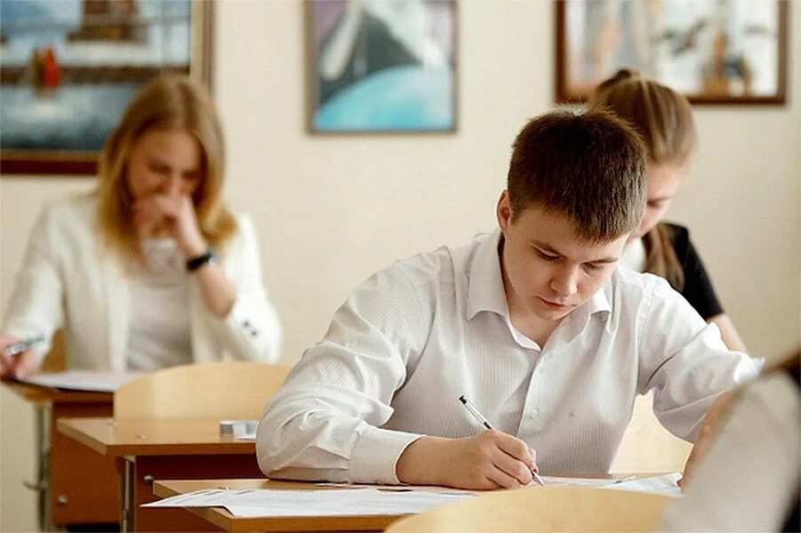 Второй человек в школе. Старшеклассники в школе. Старшеклассники на уроке. Ученик 11 класса. Школьники старших классов.